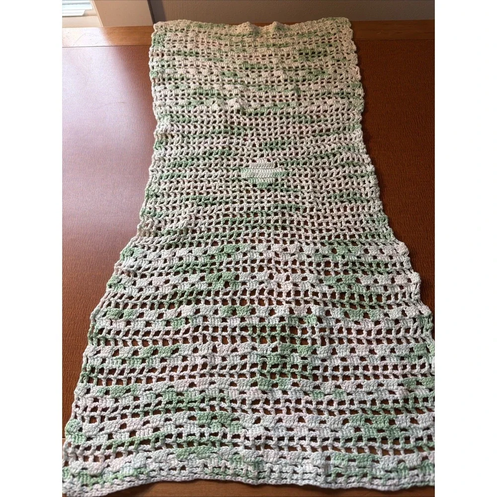 Vtg Crocheted‎ Dresser Scarf Mint Green 24